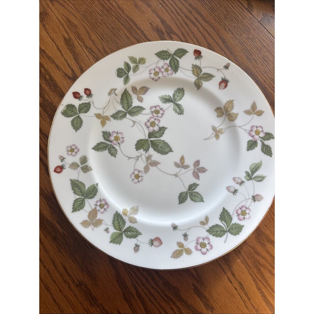 Wedgwood Wild Strawberry Dinner Plates England 10.75” - Set of 3